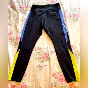 Peloton leggings - size medium - like new condition.